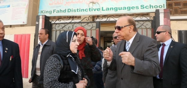 محافظ القاهرة يستمع لشكاوى المواطنين - ارشيف