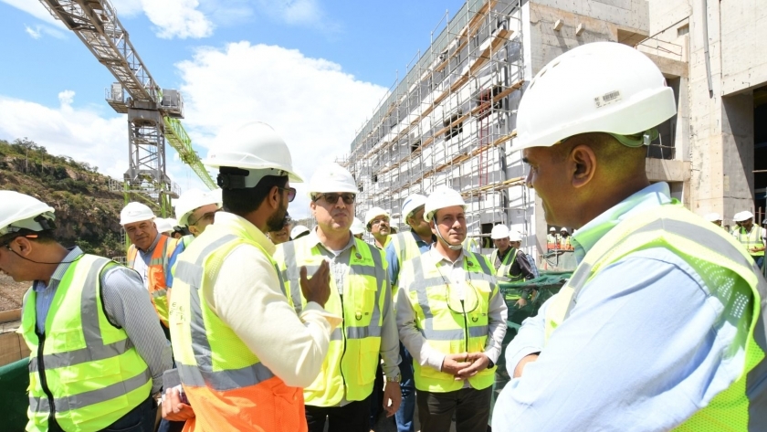 وزير الإسكان يتفقد مشروع سد كهرباء تنزانيا