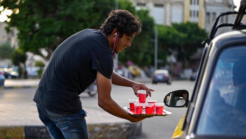 توزيع شربات الموز في شوارع الإسكندرية