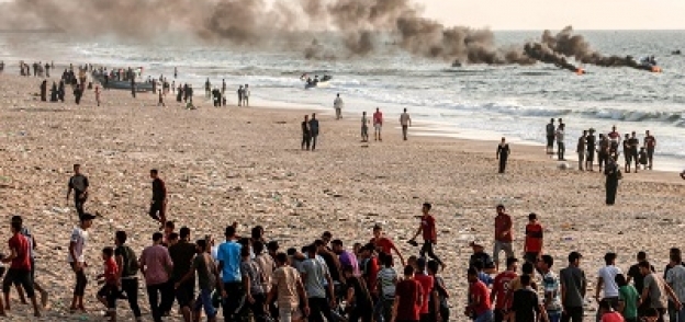 فلسطينيون تجمعوا على الحاجز البحرى لقطاع غزة واشتبكوا مع القوات الإسرائيلية
