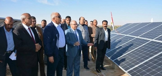 محافظ الوادي الجديد يفتتح مشروع توليد الكهرباء باستخدام الطاقة الشمسية