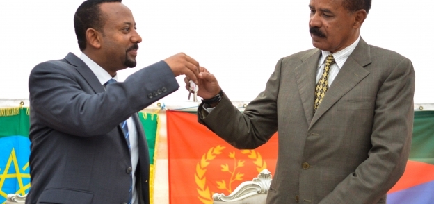 الرئيس الارتيرى ورئيس الوزراء الإثيوبى خلال افتتاح السفارة «أ.ف.ب»