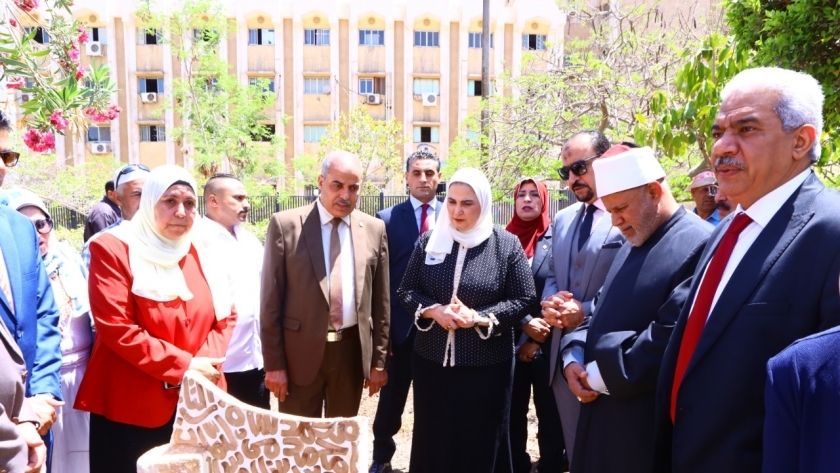 القباج تزرع شجرة تخليدا لشهداء غرب سيناء على هامش منتدى جامعة الأزهر