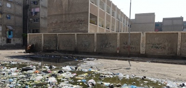 أكوام القمامة أمام مدارس «القابوطى»