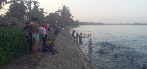 تدفق الشباب على النيل للاستجمام في أيام العيد