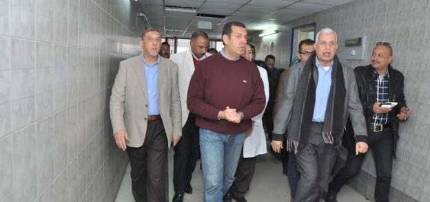 بالصور| محافظ أسيوط يحيل 31 عاملا بمستشفى أبو تيج المركزي إلى التحقيق