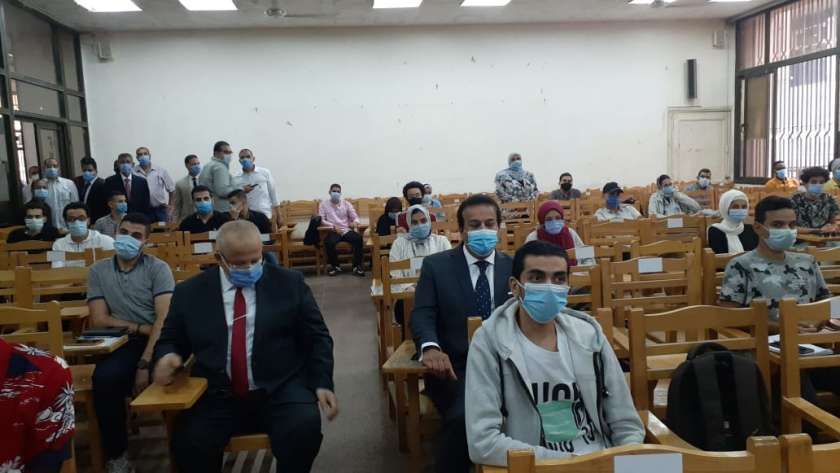 وزير التعليم العالي يشارك طلاب جامعة القاهرة أول يوم دراسي بنظام التعليم الهجين