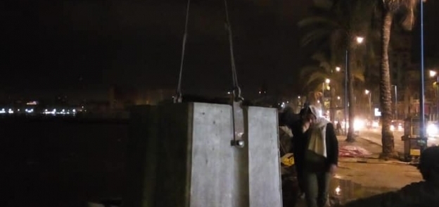 "جمرك الإسكندرية" يدعم السور الخلفي للكورنيش بـ100 مكعب خرساني