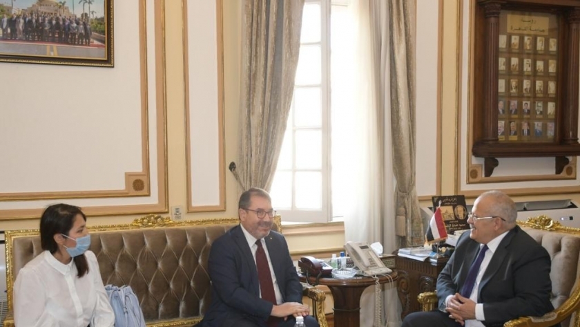 جانب من لقاء رئيس جامعة القاهرة مع سفير تشيلي