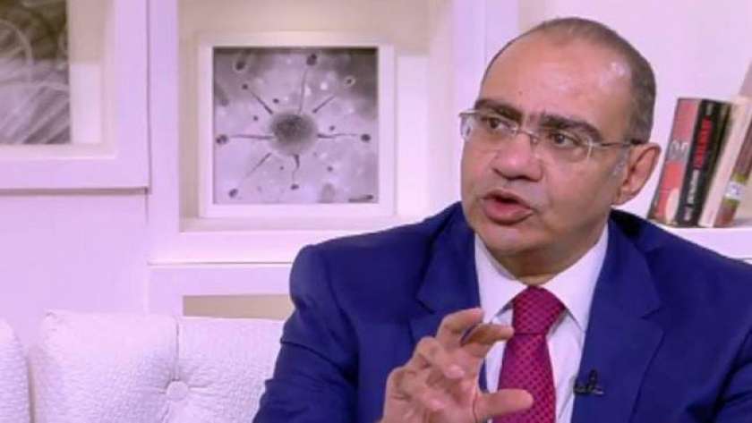 الدكتور حسام حسني رئيس اللجنة العليا لمكافحة الفيروسات