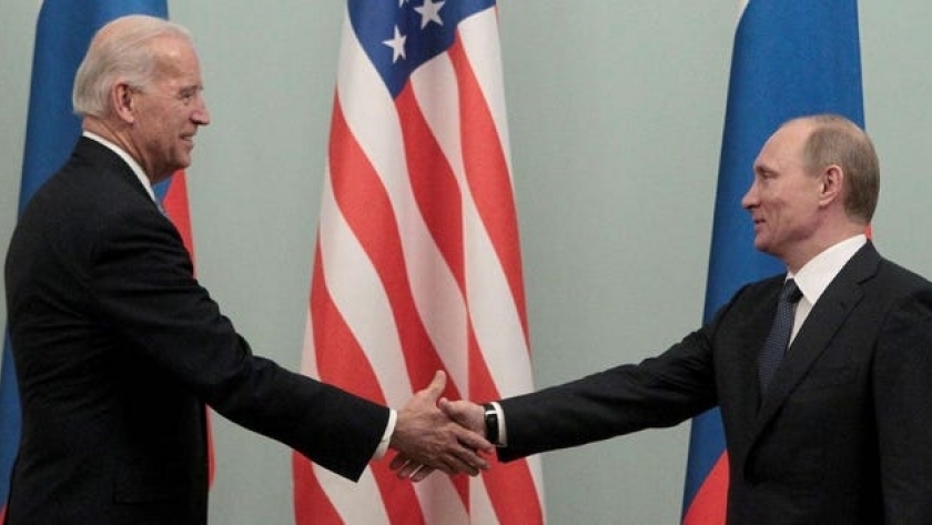 الرئيس الروسي بوتين ونظيره الأمريكي بايدن