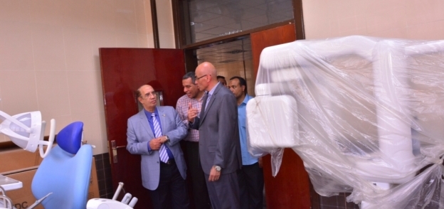 رئيس جامعة أسيوط يتفقد أعمال تشطيب مبنى كلية طب الأسنان تمهيداً لافتتاحها