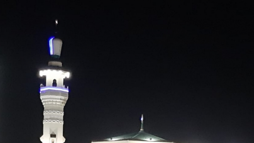 بالصور.. مسجد الملك فيصل بالمطار يتزين لاستقبال رواده