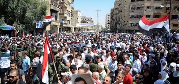 نازحون سوريون خلال مظاهرة فى «داريا»