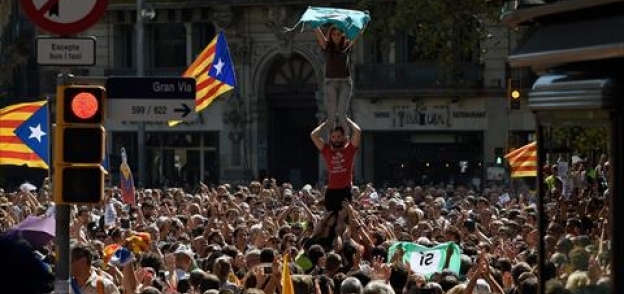 صور| آلاف المتظاهرين في شوارع كاتالونيا احتجاجا على توقيفات في الإقليم