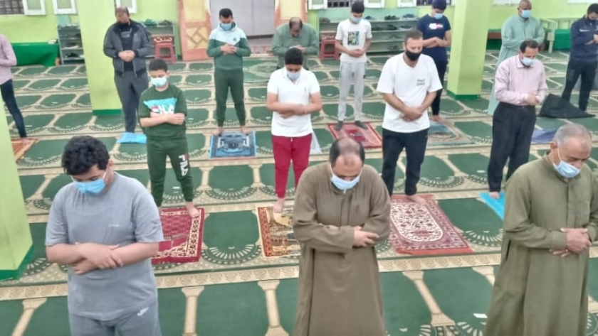 الصلاة بالمسجد مع اتباع الإجراءات الاحترازية