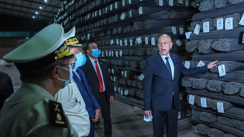 الرئيس التونسي قيس سعيد أمام 30 ألف طن من مادة الحديد المخزنة بغرض المضاربة،
