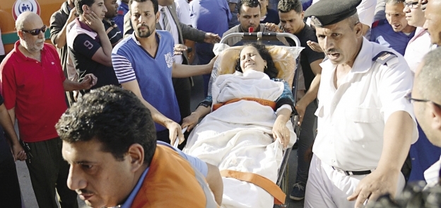 إحدى المصابات فى الحادث الإرهابى لدى وصولها إلى معهد ناصر بالقاهرة