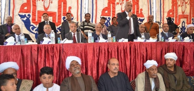 محافظ قنا يشهد جلسة صلح بين أبناء العمومة آل الشويخات وآل حامد
