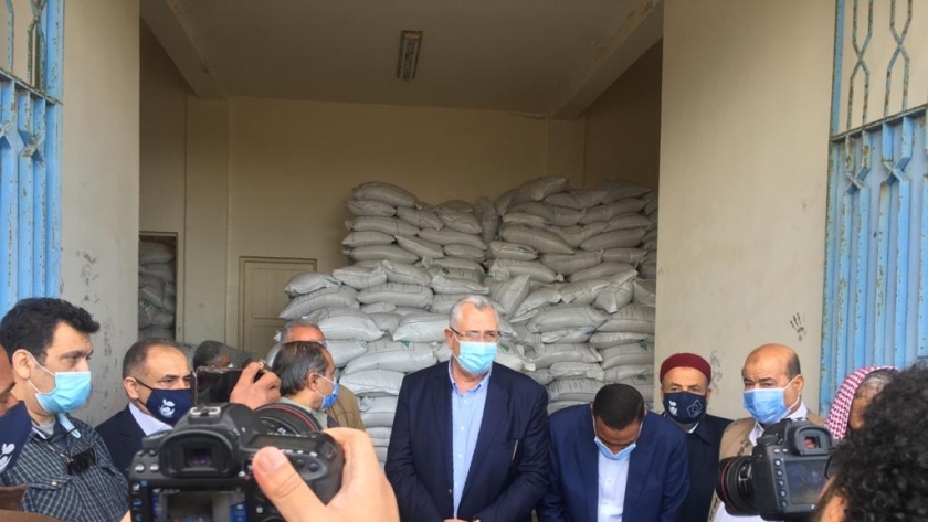 وزير الزراعة يوزع 140 طن تقاوي شعير مجانا على مزارعي مطروح