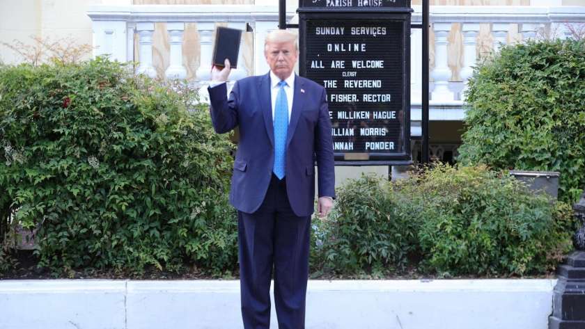 الرئيس الأمريكي دونالد ترامب يرفع الإنجيل