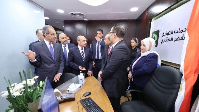 وزيرا «الاتصالات والعدل» خلال افتتاح أول مكتب توثيق داخل فرع «اتصالات مصر»