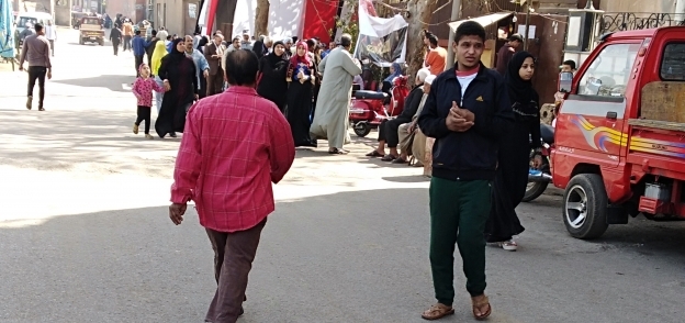توافد المواطنون أمام لجنة خالد بن الوليد بمنشأة ناصر