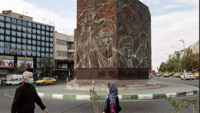 مواطنون إيرانيون في شوارع طهران يرتدون الكمامات للوقاية من كورونا