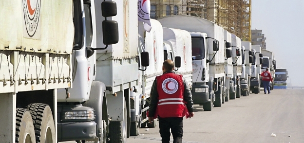 قافلة الهلال الأحمر فى طريقها إلى المناطق المحاصرة بـ«مضايا والزبدانى»
