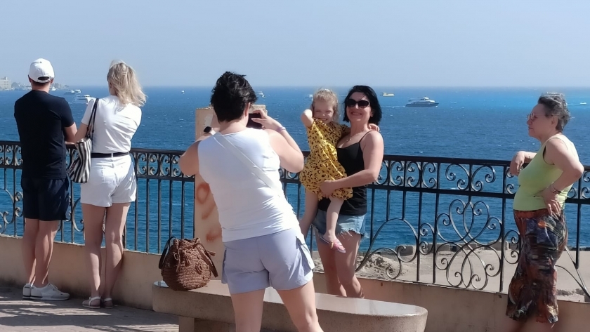 السياح علي شواطئ الغردقة
