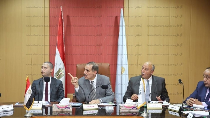 محافظ كفر الشيخ خلال اجتماعه مع التنفيذيين