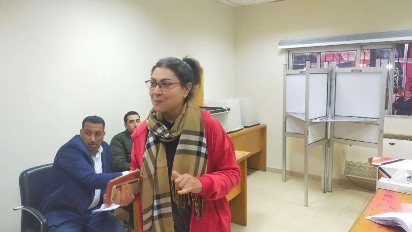 الإعلامية عزة مصطفى تدلي بصوتها في الانتخابات الرئاسية