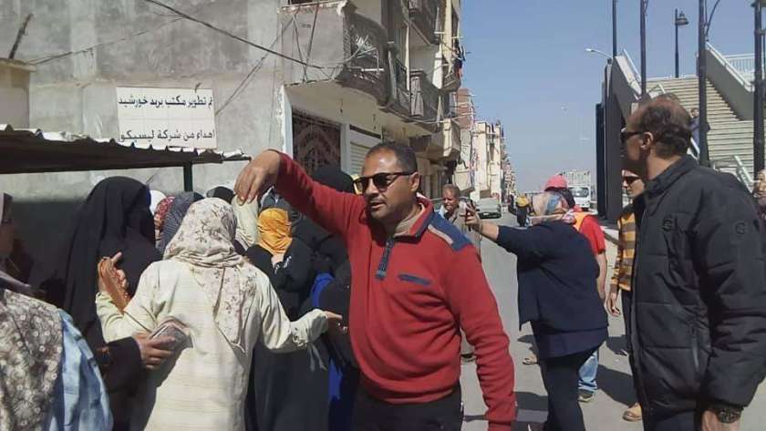 شرق الإسكندرية يفض تجمعات أمام مكتب البريد