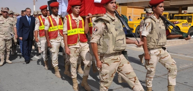 محافظ أسيوط يتقدم الجنازة العسكرية للشهيدجندى "ياسر رجب" ويقدم العزاء لاسرته