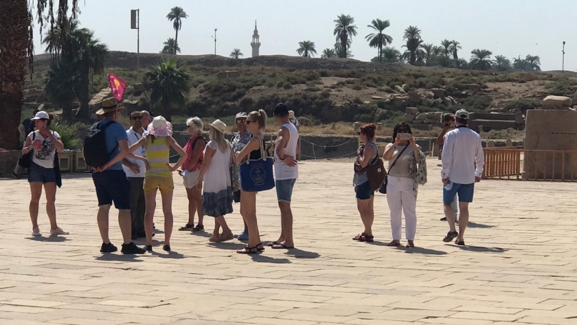 سياح أجانب يزورون المعالم الأثرية بمحافظة الاقصر