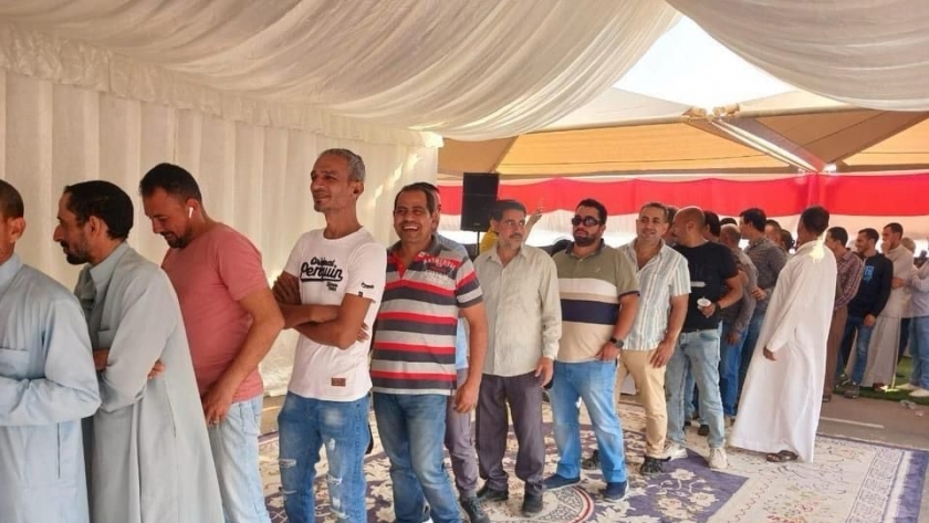 طوابير المصريين في أبو ظبي أمام لجان التصويت