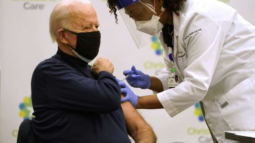 الرئيس جو بايدن يتلقي تطعيم ضد فيروس كورونا