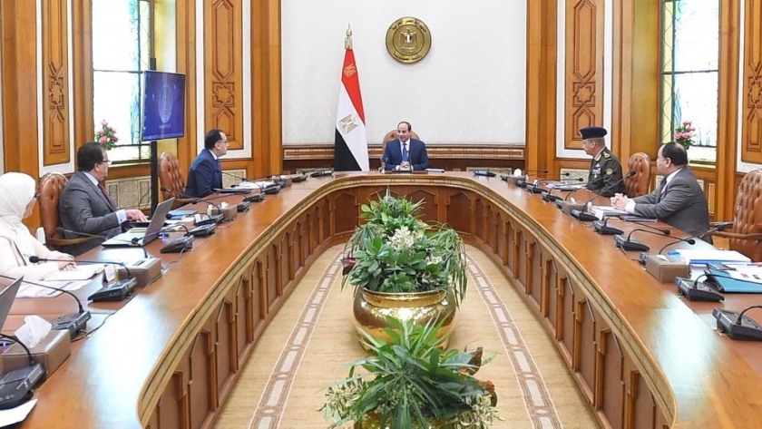 الرئيس عبد الفتاح السيسي خلال اجتماعه مع عددًا من الوزراء