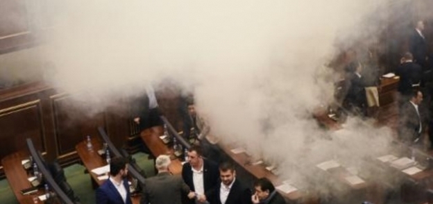 غاز مسيل للدموع في برلمان كوسوفو