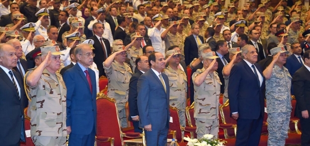 الرئيس عبدالفتاح السيسى ورئيس الوزراء ووزير الدفاع خلال الندوة التثقيفية للقوات المسلحة