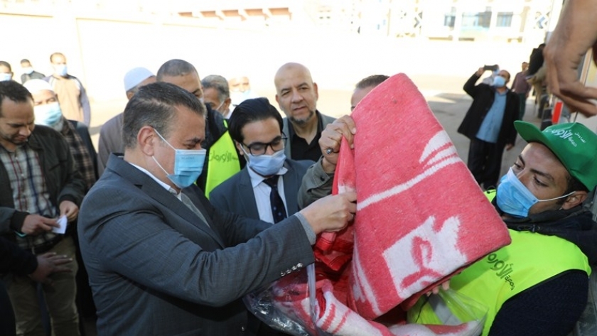 محافظ المنوفية يتفقد قافلة مساعدات صندوق تحيا مصر قبل توزيعها