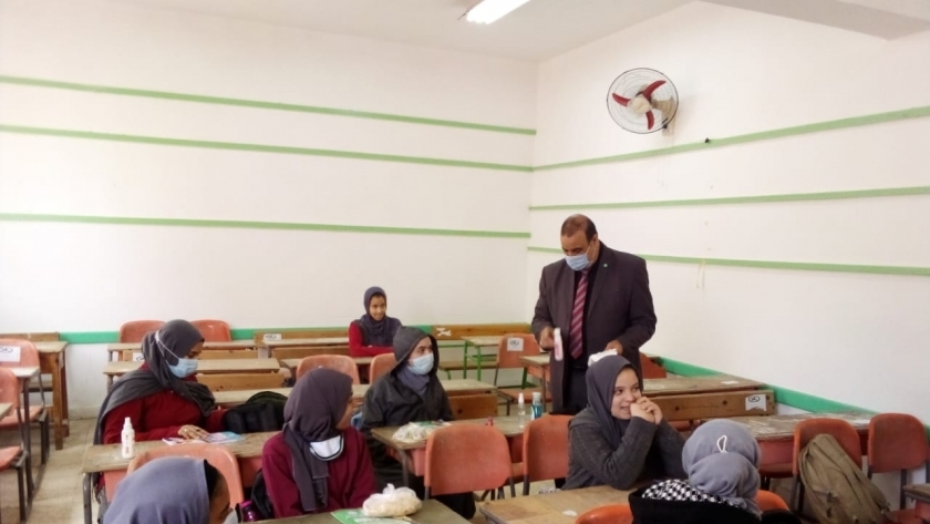 جانب من زيارة وكيل وزارة التربية والتعليم بمطروح لمتابعة أول أيام الدراسة بمدرسة زاهر جلال الإعدادية