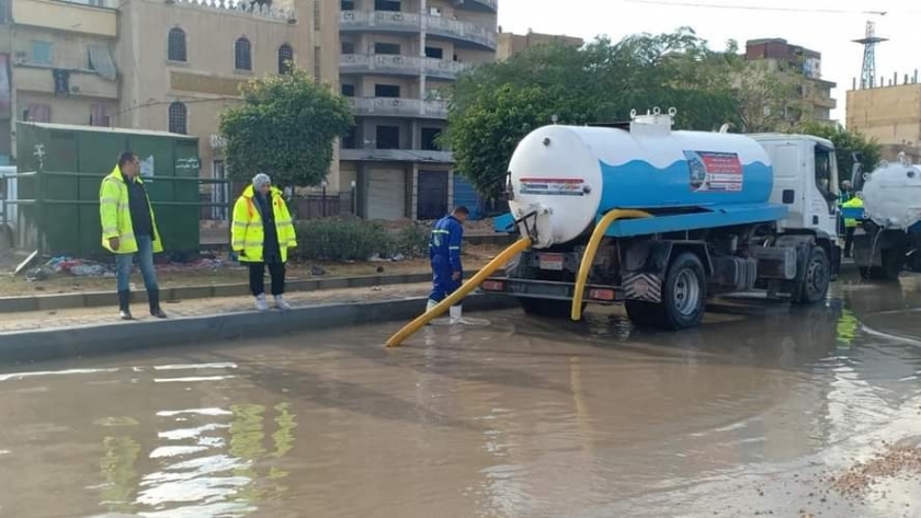 إزاحة تراكم مياه أمطار الإسكندرية من شارع مصطفى كامل