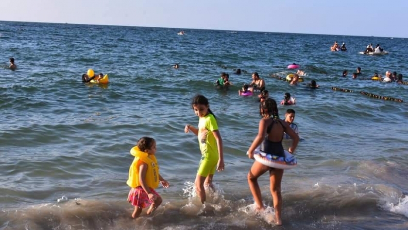 أطفال مستشفى 57357 يستمتعون بشواطئ الإسكندرية