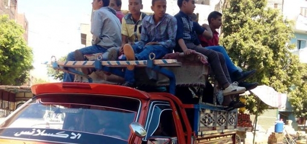 تلاميذ مدارس يسطحون فوق سيارات الربع نقل بملوي