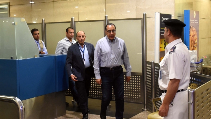 الدكتور مصطفى مدبولي رئيس مجلس الوزراء خلال جولته بمطار القاهرة