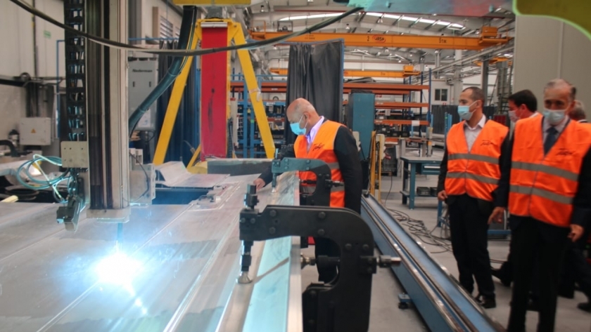 وزير النقل يتفقد تصنيع «قطارات تالجو» بمصانع الشركة شمال إسبانيا (صور)