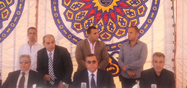 بالصور| محافظ الفيوم ومدير الأمن يشهدان جلسة صلح بين عائلتين