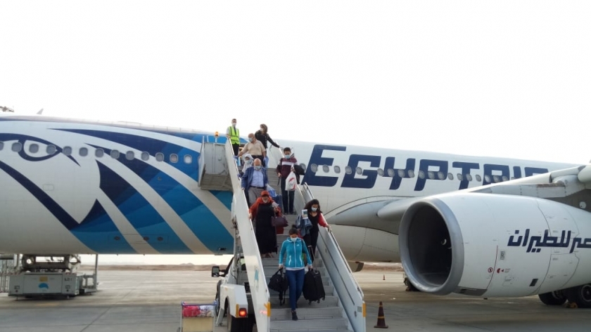 وصول طائرة دبي لمطار مرسى علم الدولي