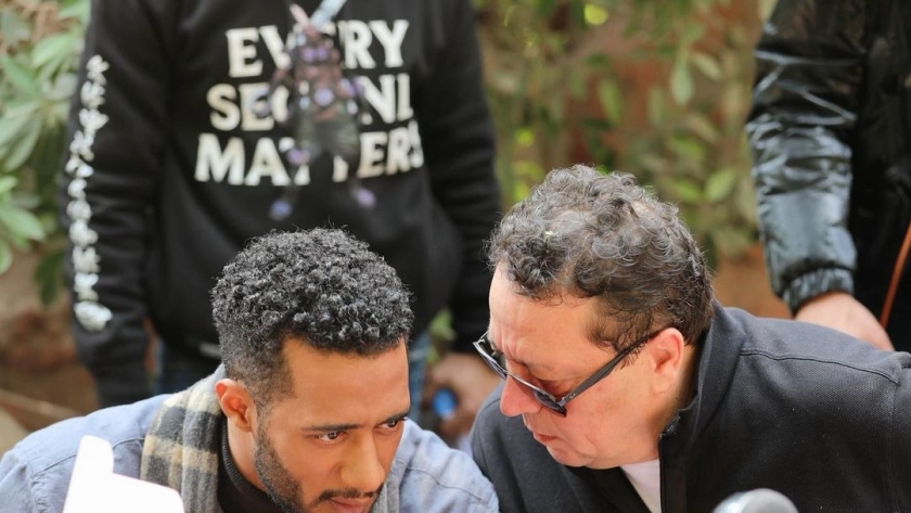 المخرج محمد ياسين مع الفنان محمد رمضان في كواليس مسلسل «مشوار لحد هناك»